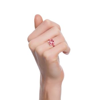 anel-blossom-mini-prata-com-pink-lacquer-e-safira-rosa-modelo